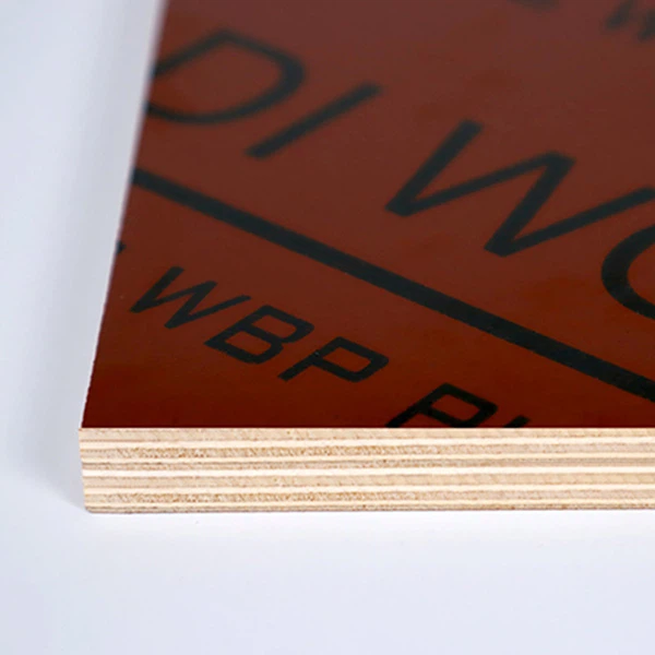 Czerwony film sklejony